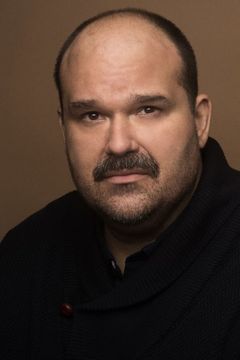 Mel Rodriguez interpreta Hugo Ramirez