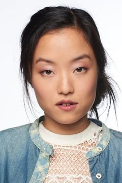 Andrea Bang interpreta V
