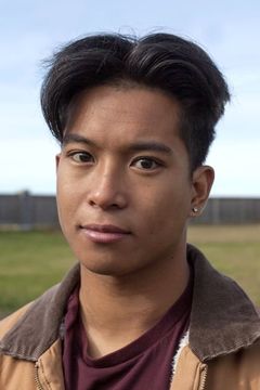Alec Carlos interpreta Young EMT (uncredited)