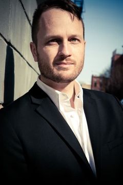 Todd Almond interpreta Gideon Wolfe