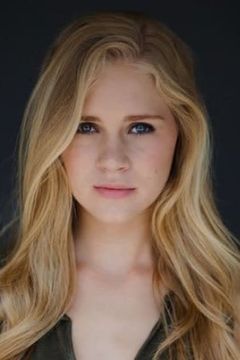 Sidney Fullmer interpreta Becky Gibson
