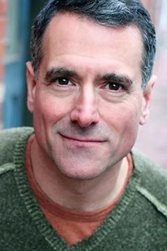 Steven Skybell interpreta Mr. Mueller