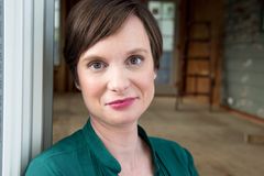 Jennifer Weedon interpreta Brunette