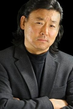 Augustus Cho interpreta North Korean Leader