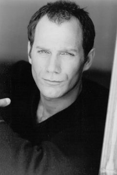 Tom O'Brien interpreta Mr. Harmon