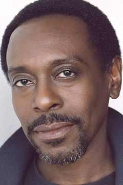 Charles Allen interpreta Reverend Brewster