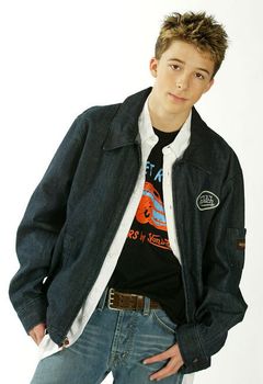 Bobby Edner interpreta (voice)