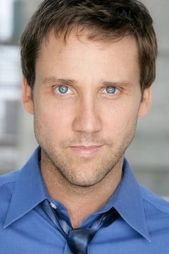 Travis Davis interpreta Agent