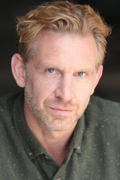 Paul Thornley interpreta Clive Graves