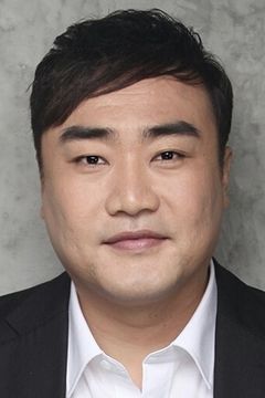 Kim Sung-kang interpreta Chinese News anchor