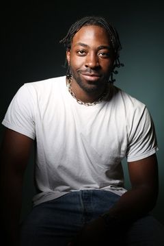 Okito Wembonyama interpreta Mec bande Tony