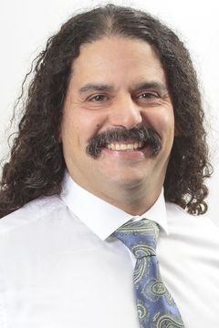 Hiram Garcia interpreta Mr. Gunchie
