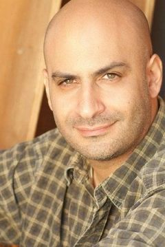 Michael Benyaer interpreta Egyptian Interpol Officer #2