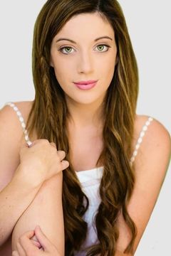 Hayley McLaughlin interpreta Ana