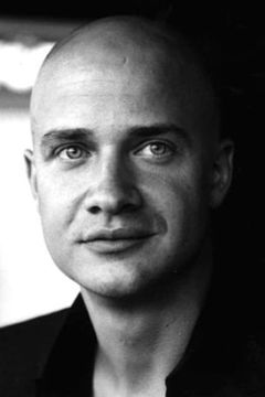 Lukas Miko interpreta Hermann Langbein