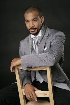 Aaron D. Spears interpreta Justin Barber