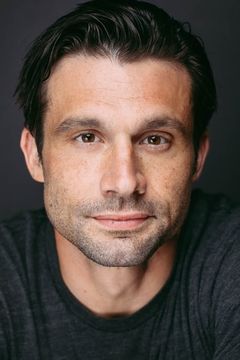 Dillon Casey interpreta Mark Guibert