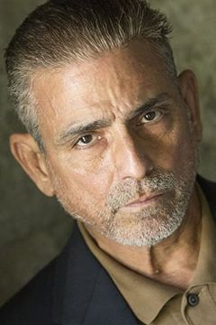 David Joseph Martinez interpreta Cuban General #1 (uncredited)