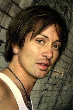 Johnny Alonso interpreta Kid B