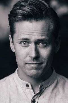 Emil Birk Hartmann interpreta August Rohde