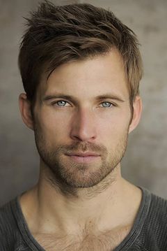 Justin Deeley interpreta Paul