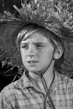 Kim Hector interpreta Cecil Jacobs (uncredited)