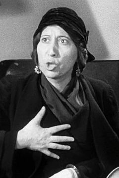 Inez Palange interpreta Villager (uncredited)