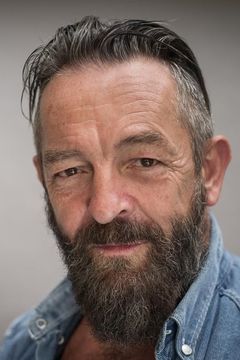 Francis Magee interpreta Victor Rodenmaar Jr.