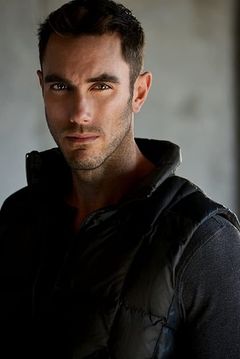 Joel Ezra Hebner interpreta Paul