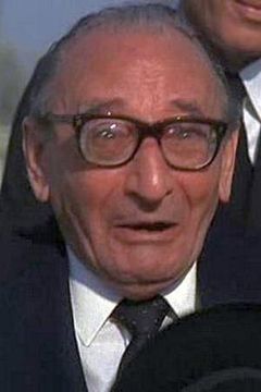 Pietro Zardini interpreta Signore Anziano Sul Bus