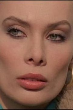 Nikki Gentile interpreta Vera