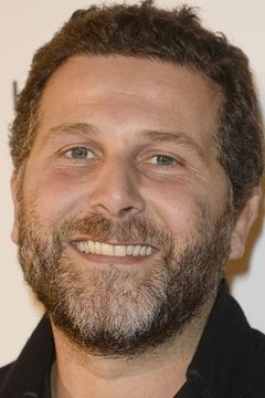 Arthur Benzaquen interpreta Julien