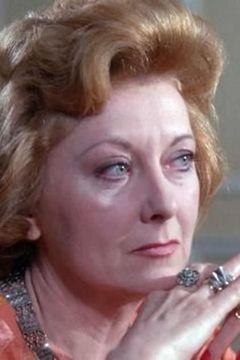 Betty Beckers interpreta Maria