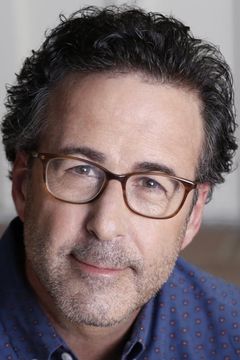 Ron Fassler interpreta Senator Robson