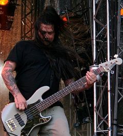 Chi Cheng interpreta Self / Deftones