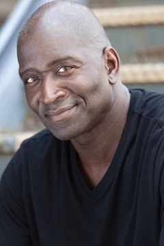 Luray Cooper interpreta FBI Agent #2