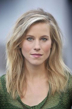 Zoe Weiland interpreta Carol Mulligan