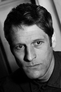 Tom Fisher interpreta Upjohn