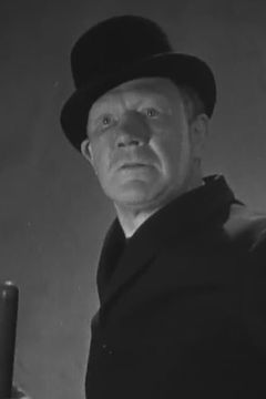 Frank Moran interpreta Husky Sailor (uncredited)