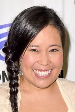 Stephanie Sheh interpreta Hip Girl / Flight Attendant / Erica & Derek’s Mom (voice)