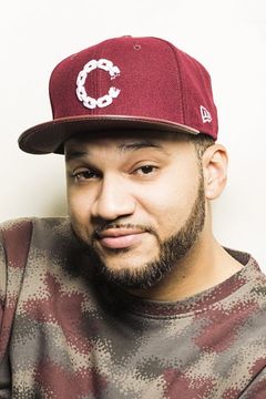 The Kid Mero interpreta DJ (voice) (uncredited)