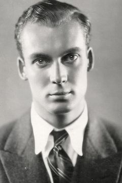 Russell Gleason interpreta Mueller