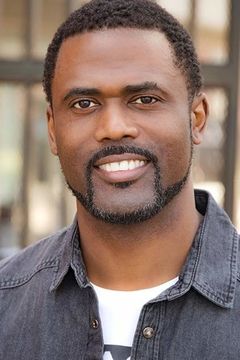Akim Black interpreta Secret Service Agent (uncredited)
