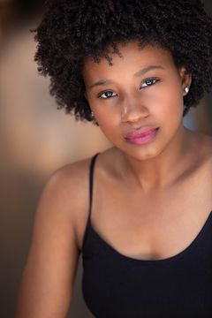 Ebony Randall interpreta Street Interviewee