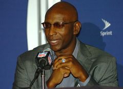 Eric Dickerson interpreta Himself