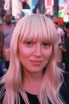 Karina Kolokolchykova interpreta Dinner Guest