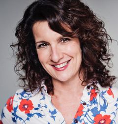 Tina Harris interpreta Nina Martin