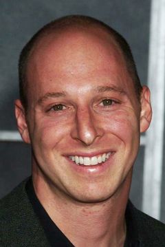 Shane Edelman interpreta Chet