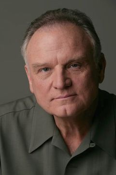 Bill Smitrovich interpreta Scott Wheeler