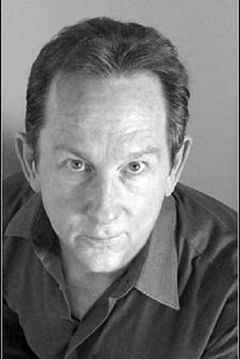 Dave Mallow interpreta Radio Announcer (Voice)